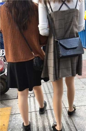 跟拍两位苗条细腿短裙丝袜妹纸