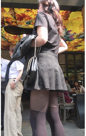 高腰百褶裙黑丝美女