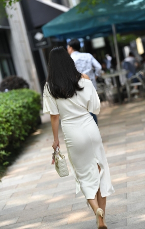 气质的白色包臀裙美女