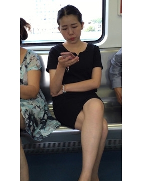 黑色OL制服短裙美女，一直盯着手机嘟着嘴。
