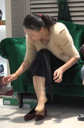 韵味熟妇买鞋试了又试
