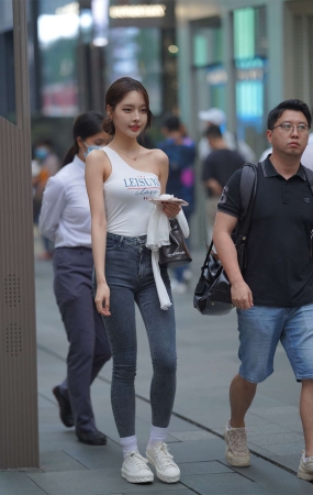 牛仔裤修身百搭