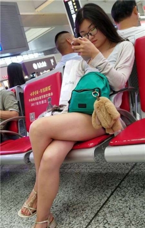 4k-灰T恤热裤眼镜美女街拍美腿