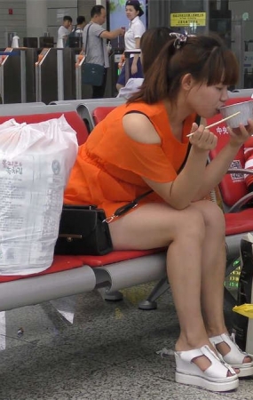 吃泡面的美眉裸足底大放送