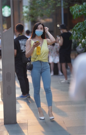 牛仔裤显丰满身材