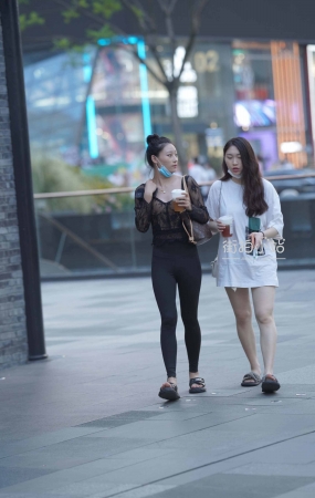 紧身美眉