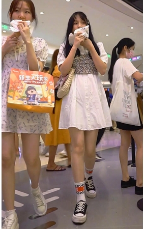 漂亮的白裙小美女