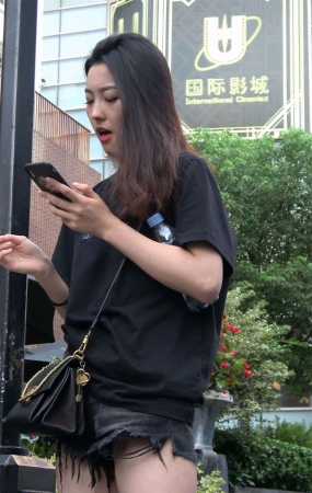热裤美腿吸烟的漂亮小姐姐