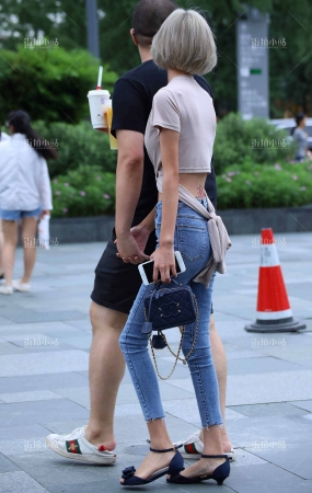 清瘦的牛仔美眉