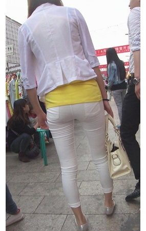 白色紧身裤美女