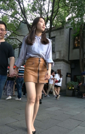热恋中的皮短裙美眉