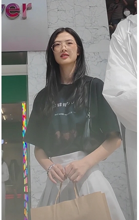 百褶裙美女