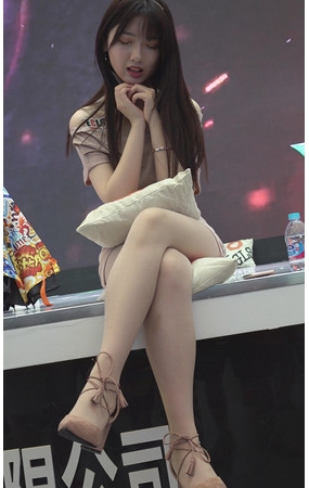 漂亮的美腿小姐姐