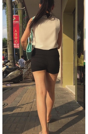 黑色热裤小妹
