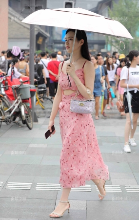 气质粉色长裙美女