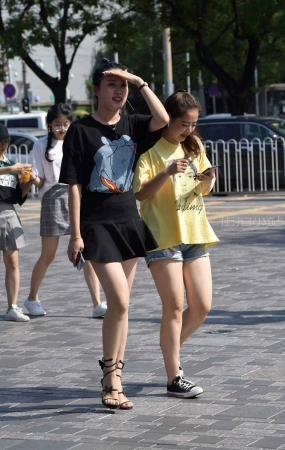 街拍黑色短裙气质小姐姐