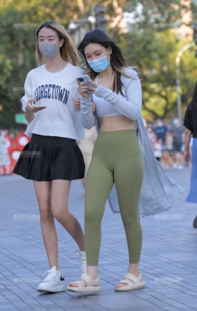 绿色瑜伽裤美女