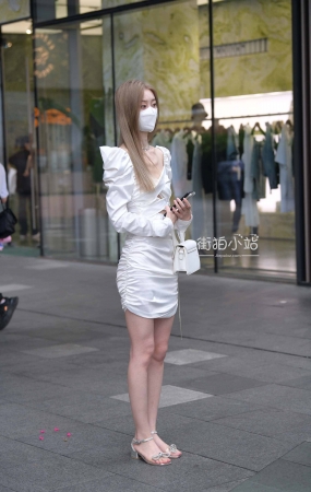 白裙美女