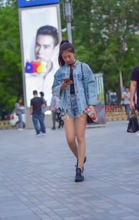 街拍牛仔外套马尾辫女孩