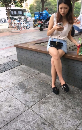蓝色短裙靓妹