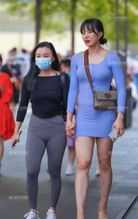 两个健身女孩