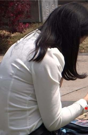街拍公园草地上晒美足的黑丝袜美女