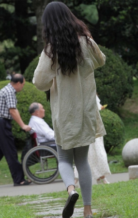 No428 迷人少女脱鞋后，羞涩抱膝坐长椅