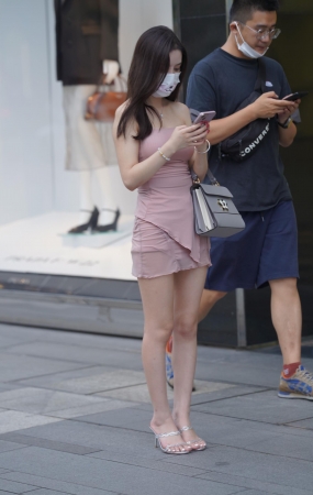 粉裙少妇