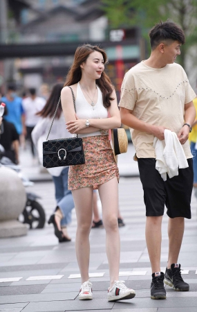 街拍包臀裙性感女友