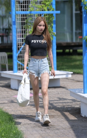 一始街拍作品 蓝色牛仔热裤女孩