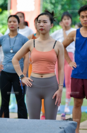 橙色吊带紧身裤美女