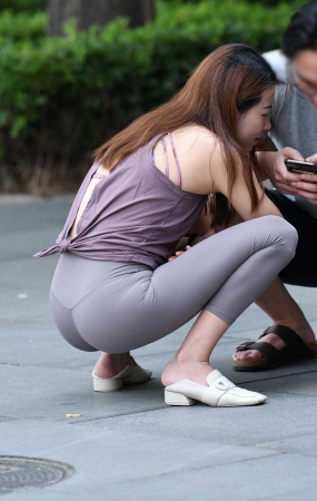 欢声笑语紧身裤美女