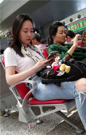 4k-白T恤紧身蓝牛高颜值街拍美女