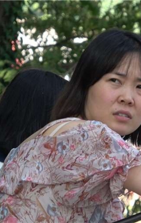 4k-公园长椅休息的裸足美少妇
