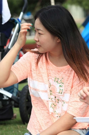 No37 两个女孩同时露出两双诱惑的足底