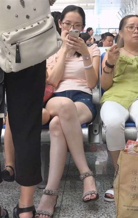 候车室街拍带着眼镜的美女