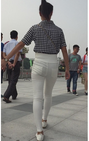 白色高腰紧身裤妹子
