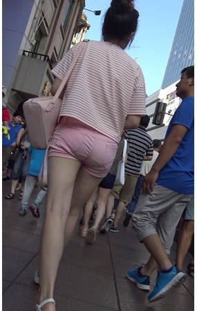 粉色短裤美女