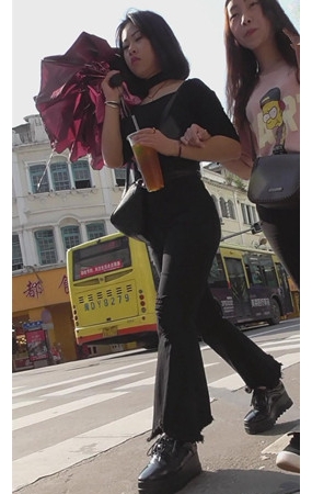 黑色喇叭裤短发美女