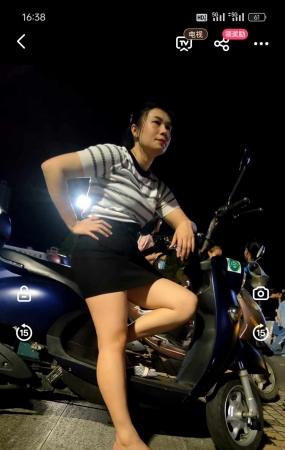晚上偶遇极品丸子头超短裙美佳人坐车上扭动诱人身姿