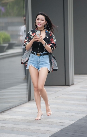 热裤高跟美女