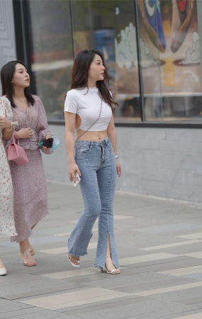甜美动人喇叭牛仔裤
