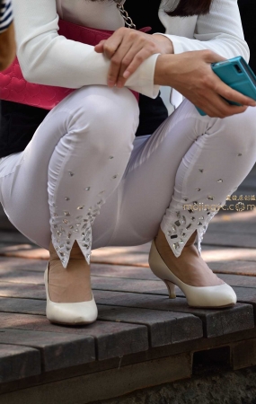 白色热裤妹子