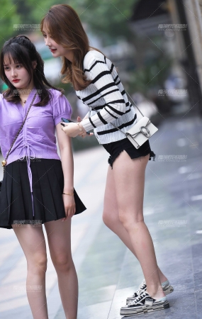 直播中的热裤妹妹