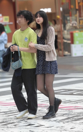 街拍黑丝妹子