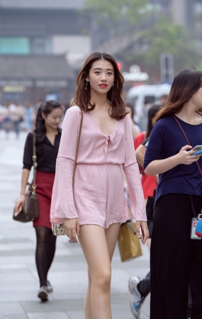 粉裙美腿