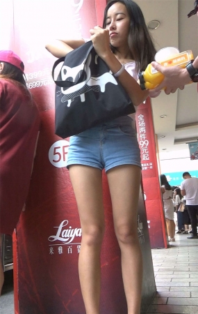 高腰牛仔热裤T恤衫美腿女孩