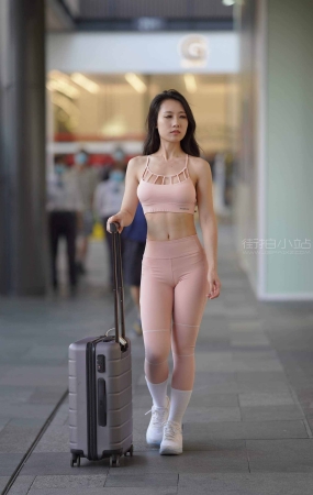 粉色紧身套装