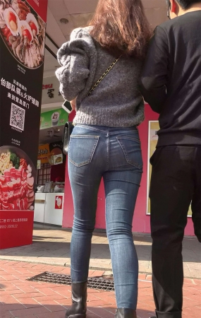 极品身材紧身蓝色牛仔裤街拍美女