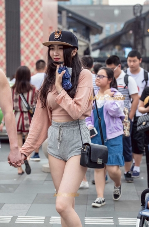 短裤美女